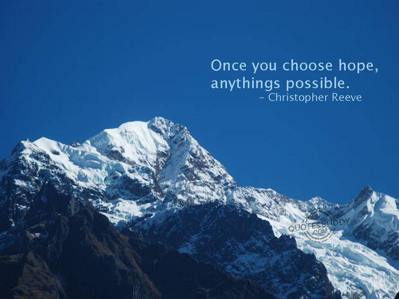 Inspirational Quotes 桌布 壁紙 — 雄偉的雪山峰頂在清澈的藍天下巍然聳立，並覆蓋著一句鼓舞人心的名言。