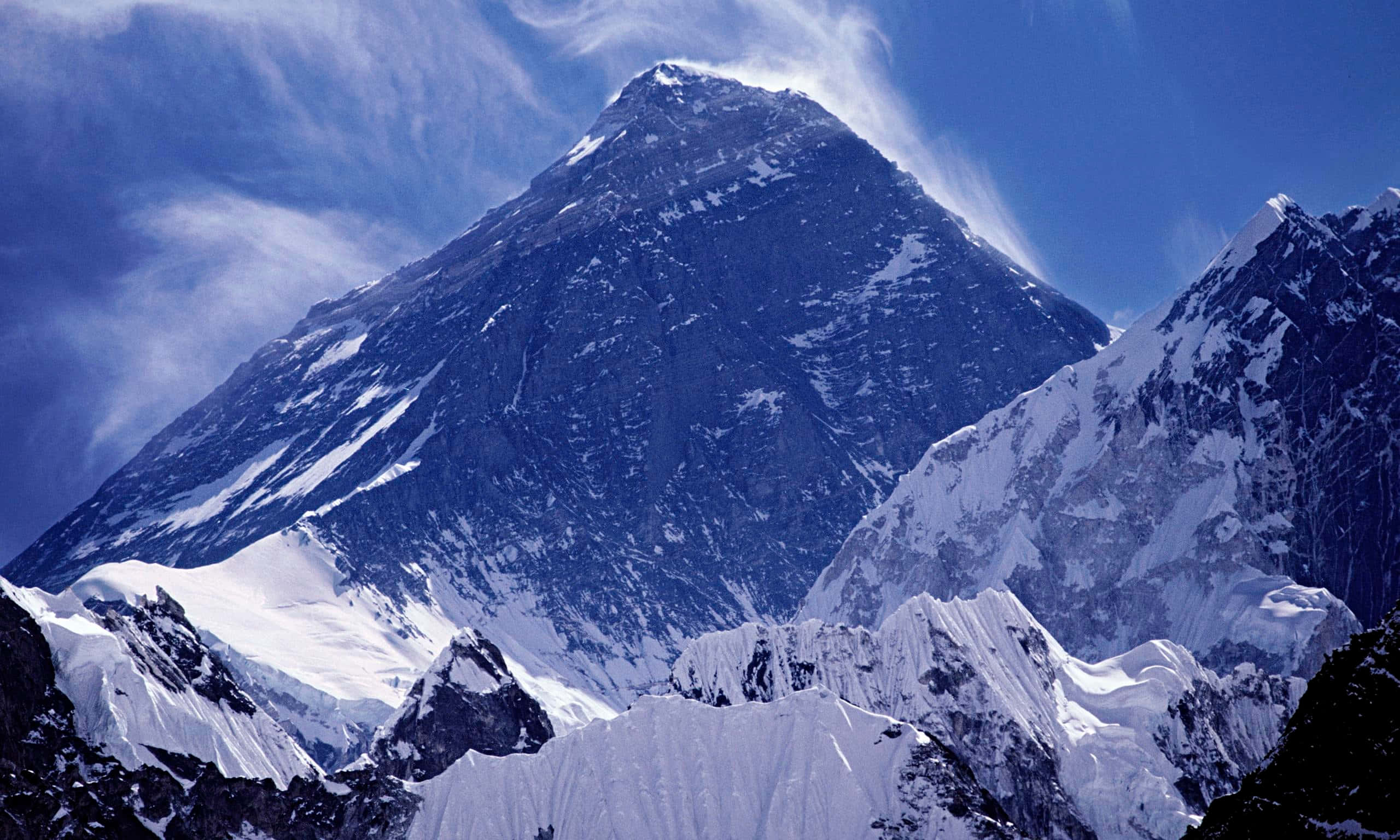 Mount Everest 桌布 壁紙 — 雄偉的雪山峰頂在藍天白雲下巍然聳立。