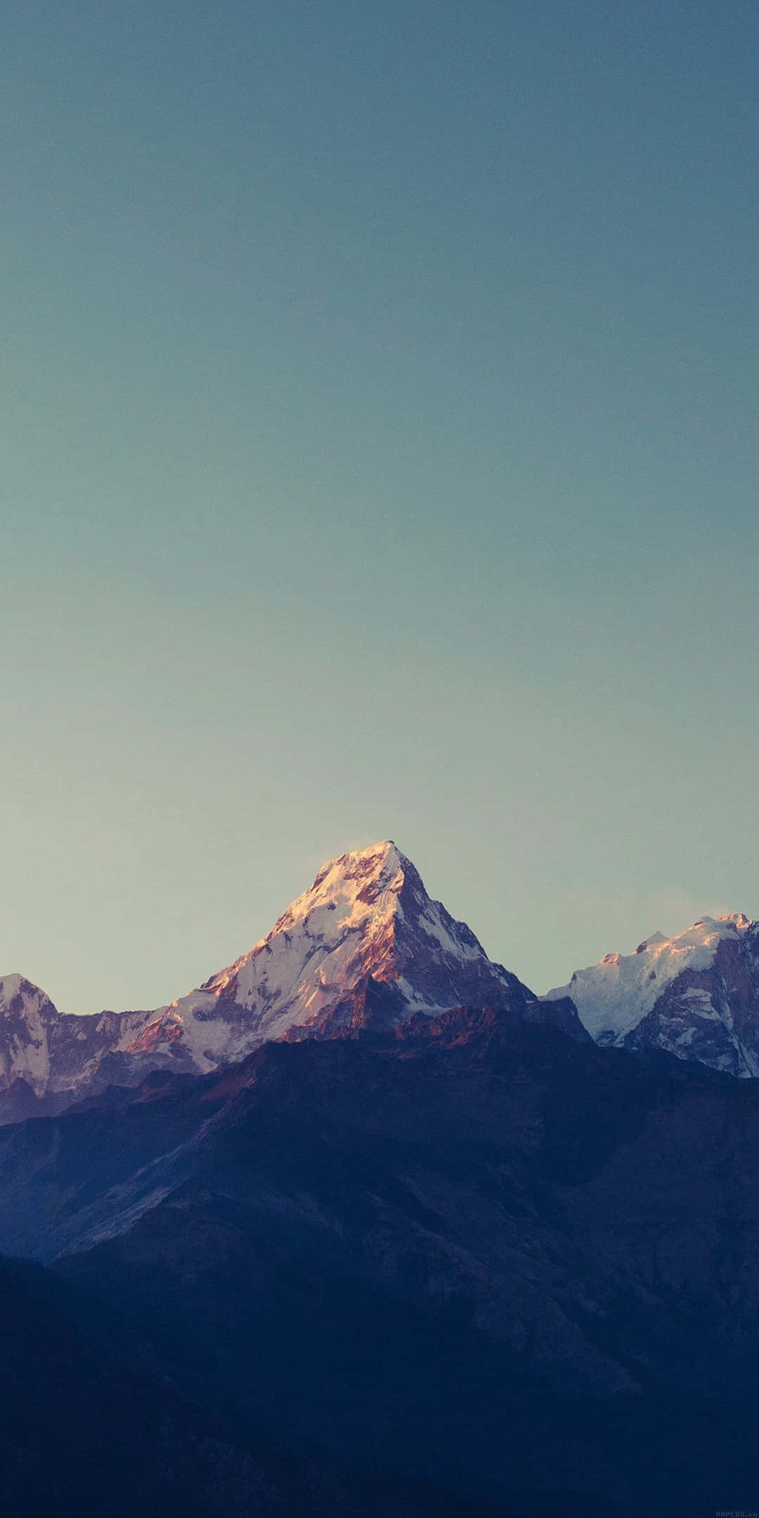 Pixel 3 Minimal 桌布 壁紙 — 雄偉的雪山頂峰在寧靜的漸層天空下閃耀著溫暖的日落光芒。