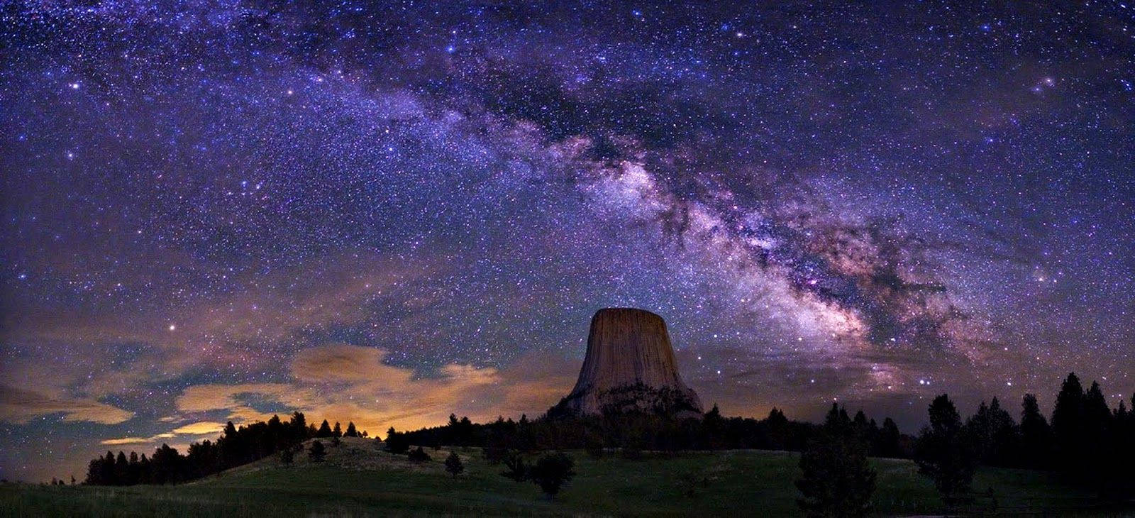 NASA 動態圖片 桌布 壁紙 — 雄偉的魔鬼塔在令人嘆為觀止的星空下聳立，銀河拱橋在頭頂。