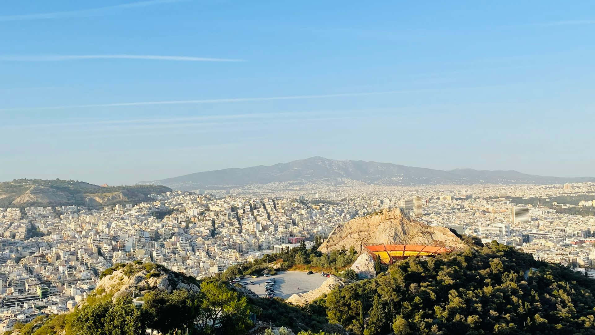 城市 桌布 壁紙 — 雅典城市景觀全景，包括衛城山和古代遺址，在晴朗的藍天下。
