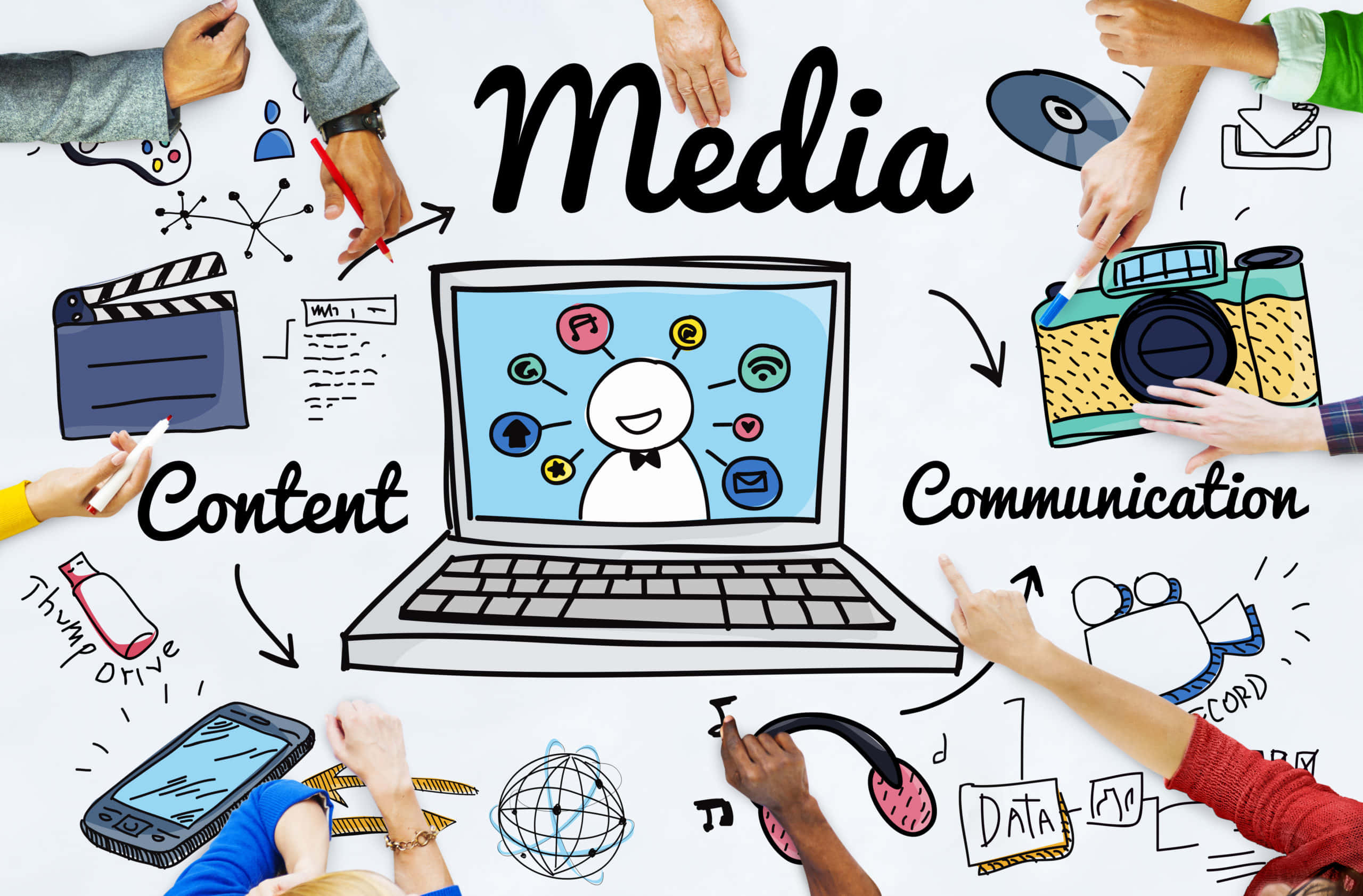 Journalism 桌布 壁紙 — 雙手圍繞著一台顯示媒體圖標的筆記型電腦，同時在白板上寫上「Media Content Communication」。
