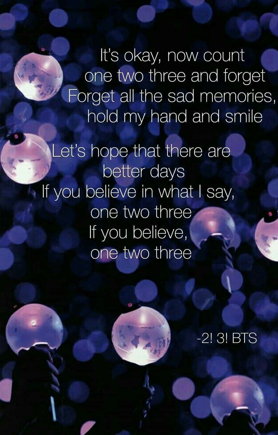 Bts Army Bomb 桌布 壁紙 — 雙手在黑暗散景背景下手持發光紫色燈籠，並疊加了振奮人心的BTS歌詞。