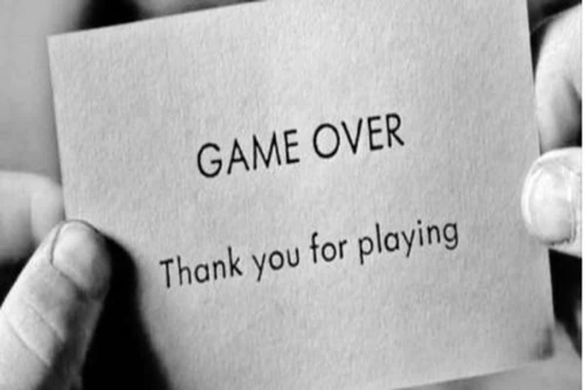語錄 桌布 壁紙 — 雙手拿著一張寫有「game over thank you for playing」的卡片，呈現鮮明的黑白對比。