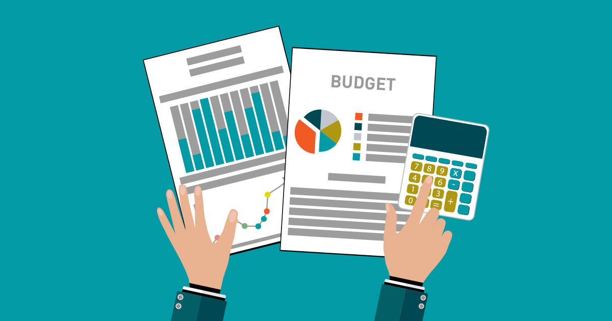 Budget 桌布 壁紙 — 雙手拿著預算文件和計算機，背景為青綠色，附有圖表和圖形。