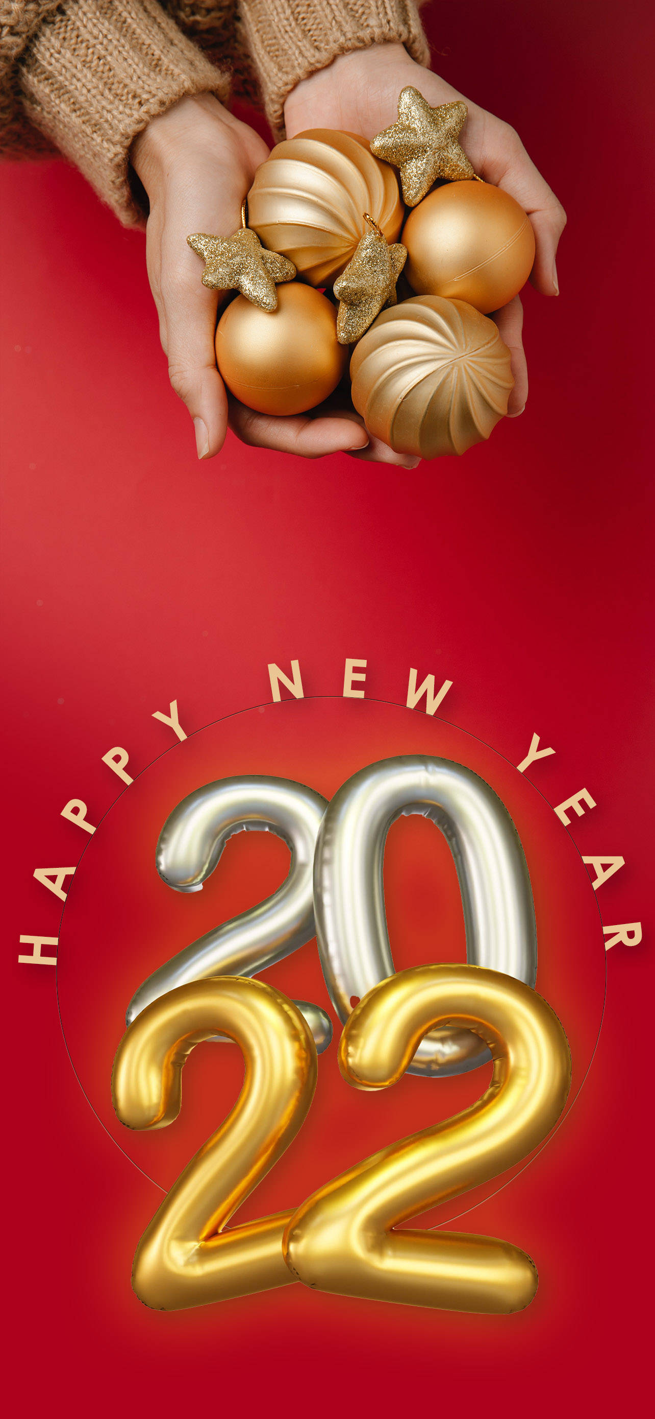 Happy New Year 2022 桌布 壁紙 — 雙手捧著金色飾物，懸在閃亮的2022氣球上方，背景為大膽的紅色。