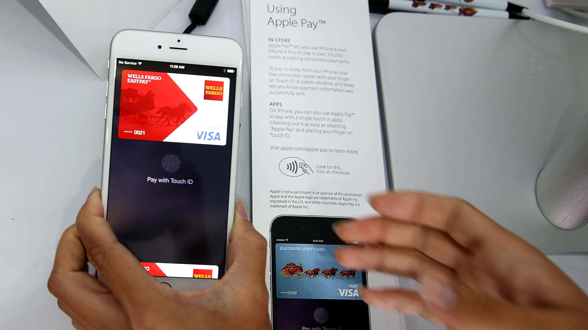 Touch Id 桌布 壁紙 — 雙手握住iPhone，顯示Apple Pay搭配Wells Fargo Visa卡準備進行非接觸式付款。