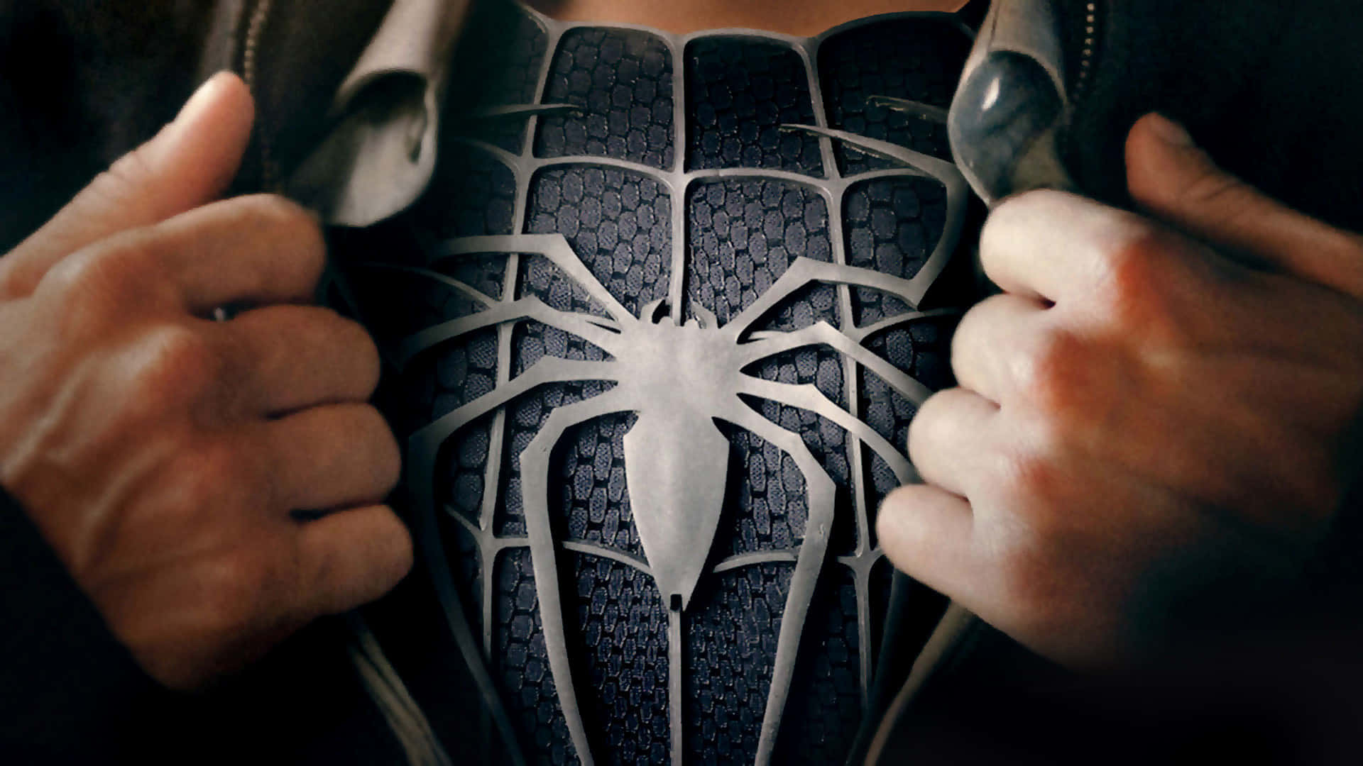 Spider Man 3 桌布 壁紙 — 雙手撕開外套的特寫，露出帶有銀色蜘蛛標誌的黑色紋理蜘蛛人戰衣。