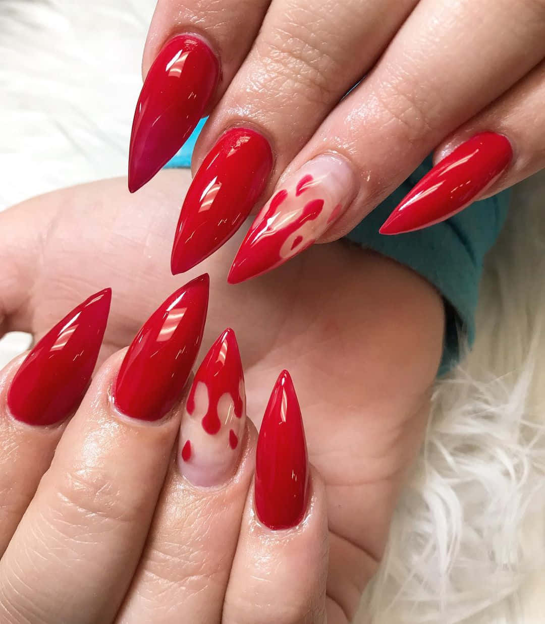 Halloween Nail Art 桌布 壁紙 — 雙手特寫，帶有光澤的紅色細高跟指甲，兩根手指上有白色潑濺設計。