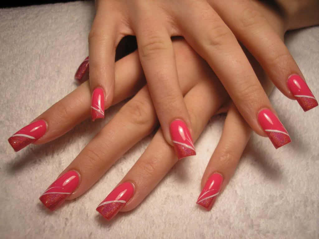 Cute Nails 桌布 壁紙 — 雙手特寫，帶有光澤粉紅指甲，飾有白色斜紋和亮粉指尖，放在柔軟的白色毛巾上。