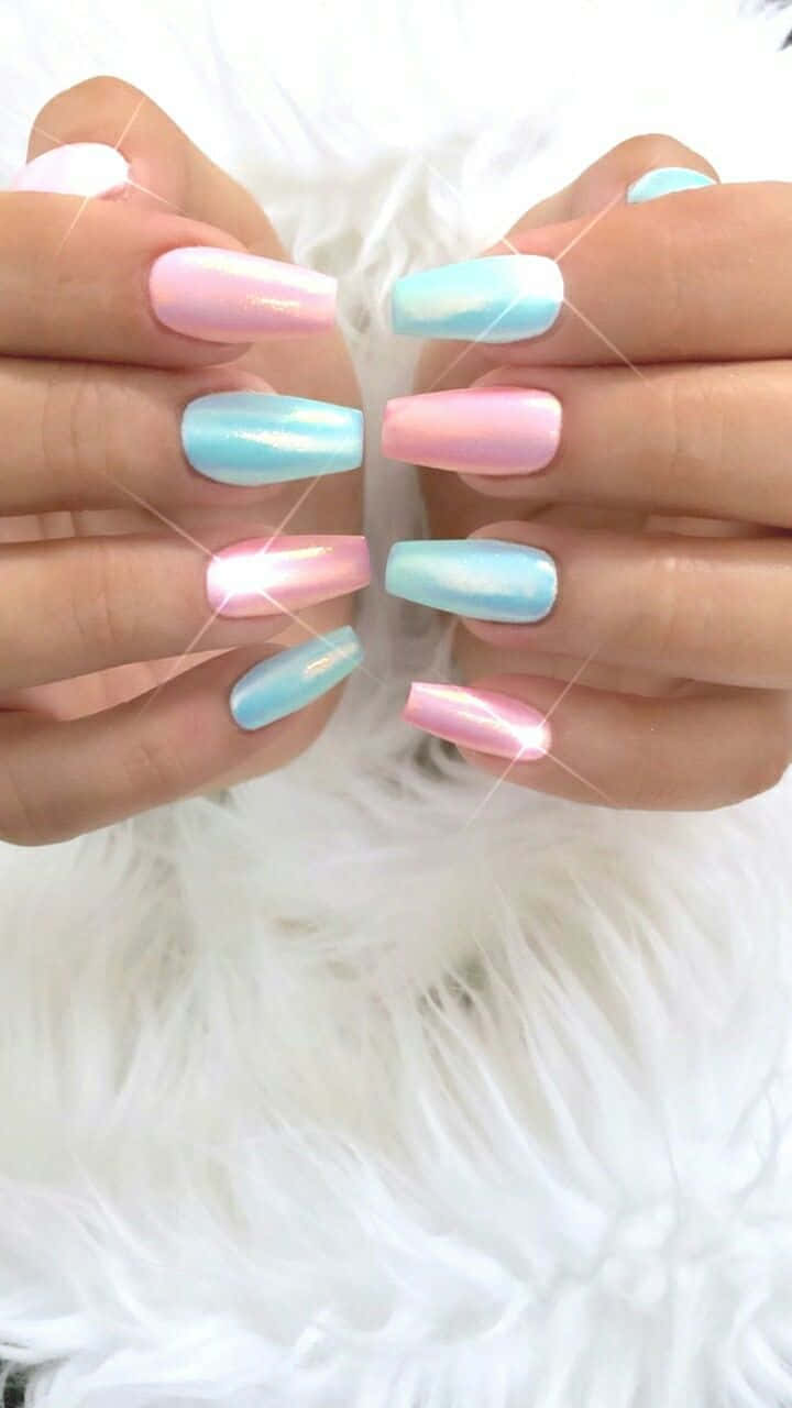 Cute Nails 桌布 壁紙 — 雙手特寫，帶有粉彩粉紅和藍色漸變指甲，放在蓬鬆的白色毛皮上。