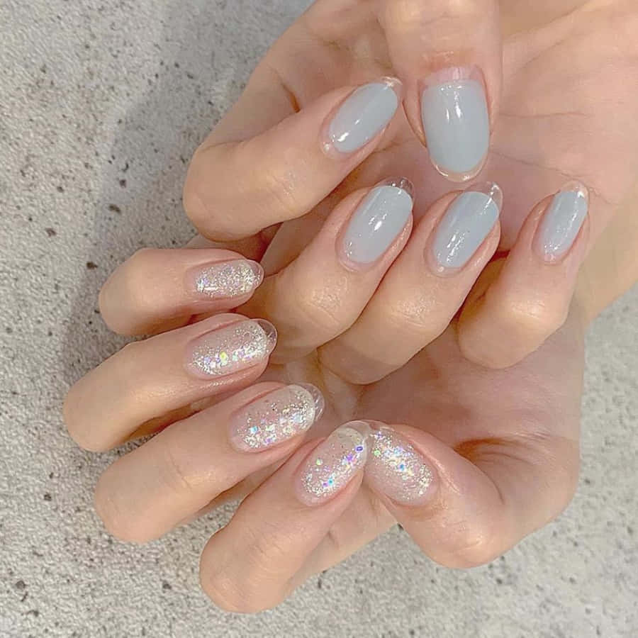 Nail 桌布 壁紙 — 雙手特寫，淺灰色指甲一半閃爍，背景為斑點灰色。