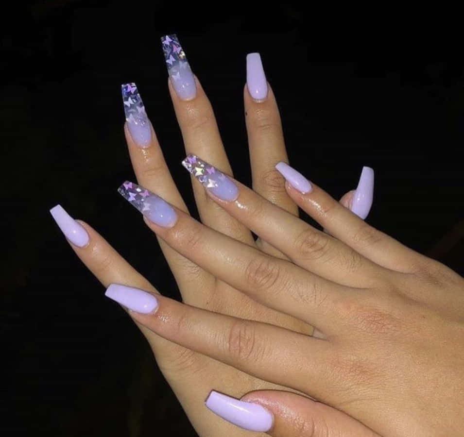 Nail Polish 桌布 壁紙 — 雙手特寫，薰衣草色棺材形指甲一半飾有閃亮星星點綴，背景為深色。