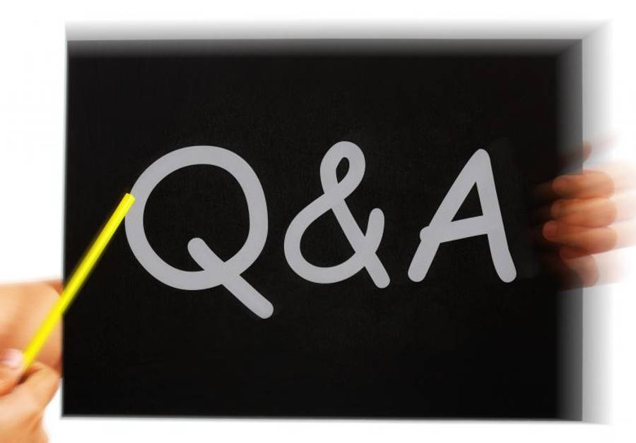 Questions 桌布 壁紙 — 雙手舉起一塊黑板，上面有大型白色 Q&A 字母，其中一隻手用黃色粉筆指著。