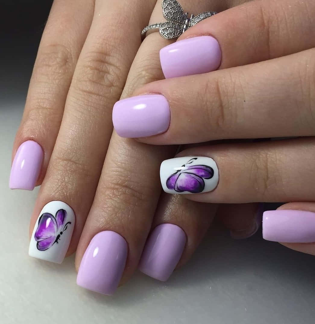 Spring Nails 桌布 壁紙 — 雙手近鏡，指甲為薰衣草色，兩隻白色指甲帶有紫色蝴蝶圖案。