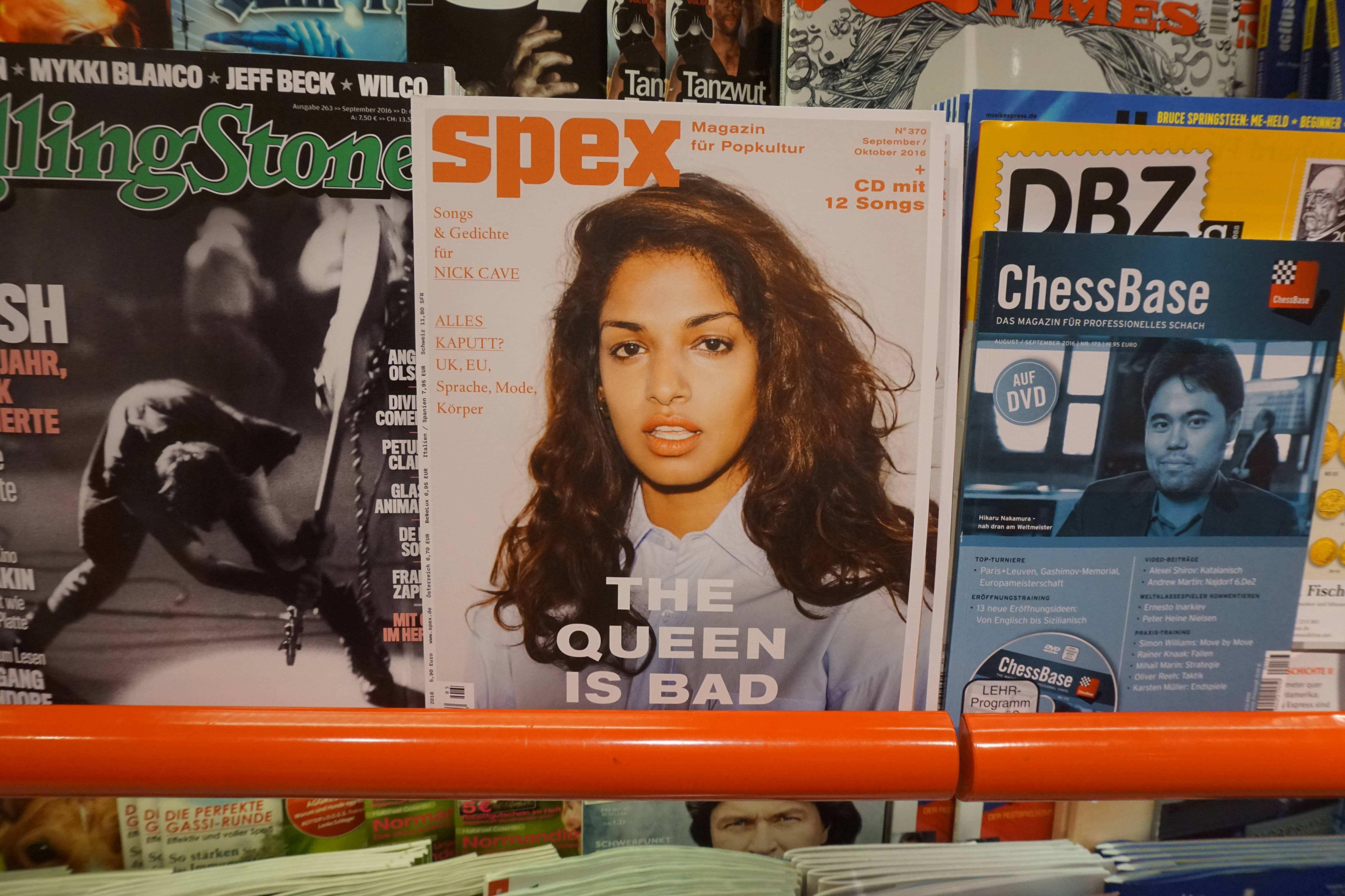 Magazine 桌布 壁紙 — 雜誌架的特寫，展示各種雜誌，包括封面有女性的 Spex 和旁邊的 ChessBase。
