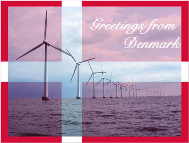 windmill 桌布 壁紙 — 離岸風力發電機在平靜的海面上排成一列，天空呈現柔和的粉紅色和藍色，並覆蓋著「Greetings from Denmark」文字。