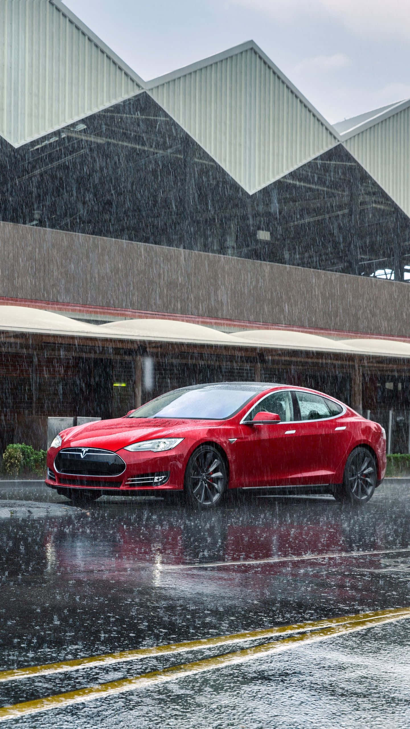 雨中的特斯拉 Model S 壁紙