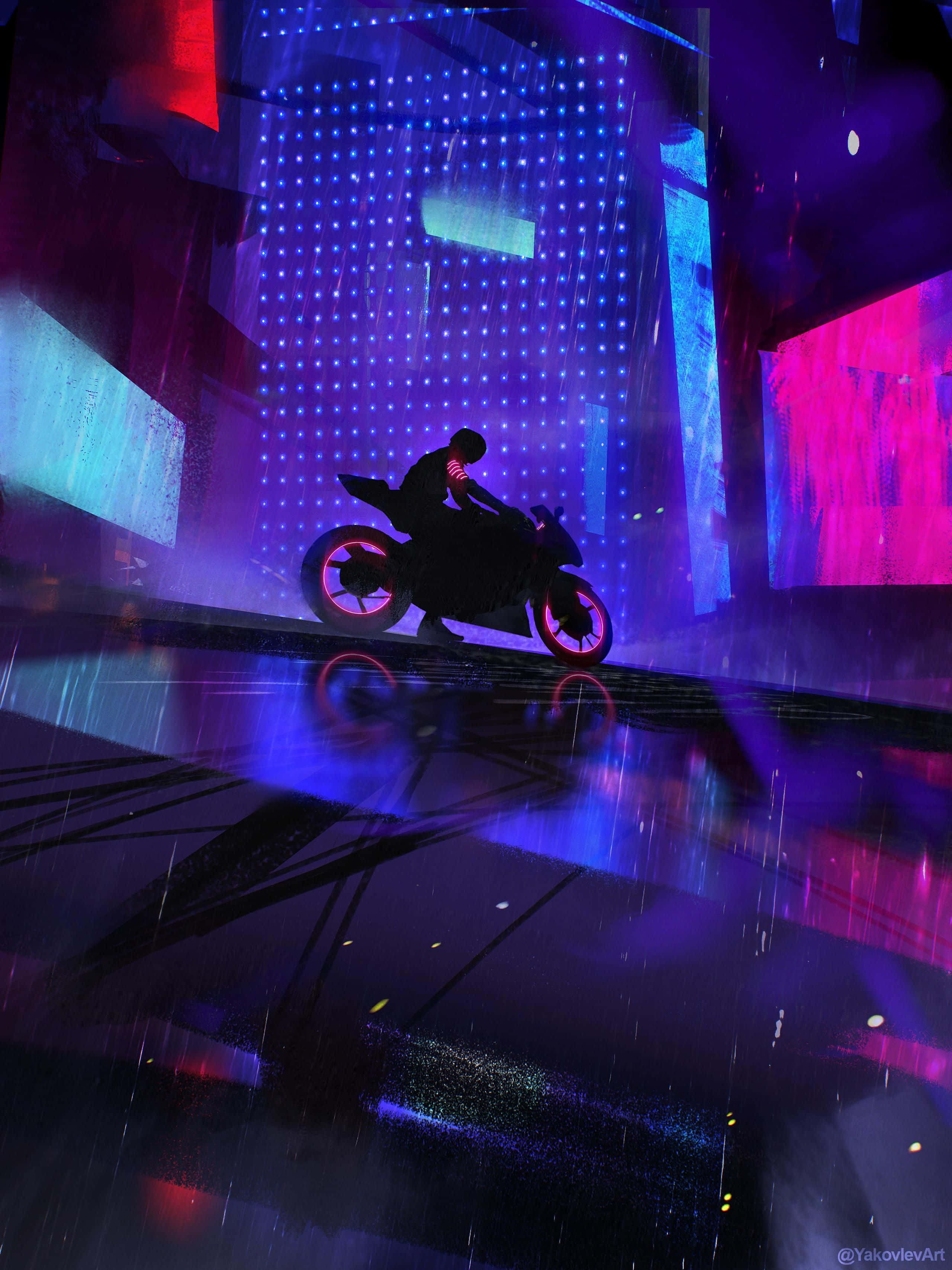biker 桌布 壁紙 — 雨夜中，一名騎士在發光的摩托車上，以霓虹燈照亮的城市小巷為背景形成剪影。