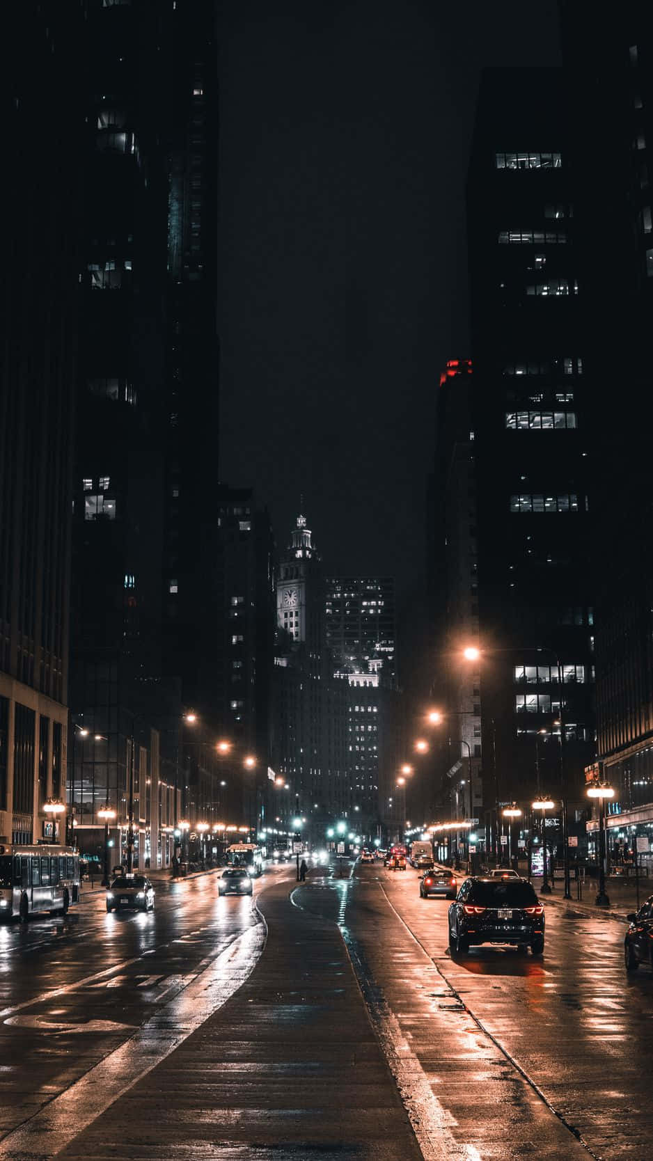 Chicago City Night 桌布 壁紙 — 雨夜中的城市街道，濕漉漉的路面反射著閃爍的街燈，聳立的摩天大樓之間。