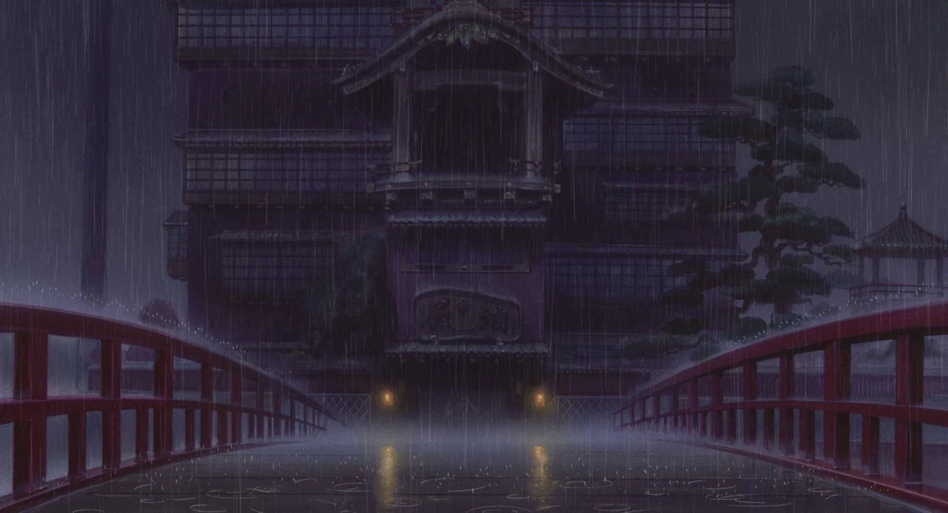 神隱少女 桌布 壁紙 — 雨夜場景，一座紅色橋樑通往傳統日本建築，雨絲飄落。