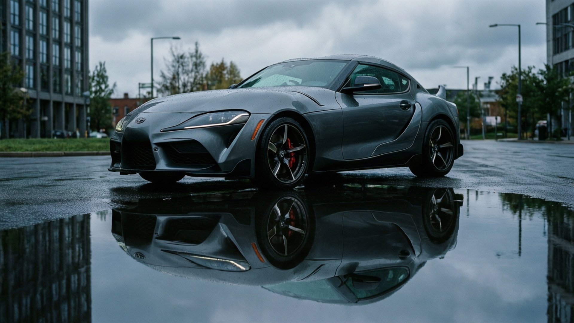 Toyota Supra A90 倒映在雨後水窪中，背景是充滿氛圍感的城市街景。 壁紙
