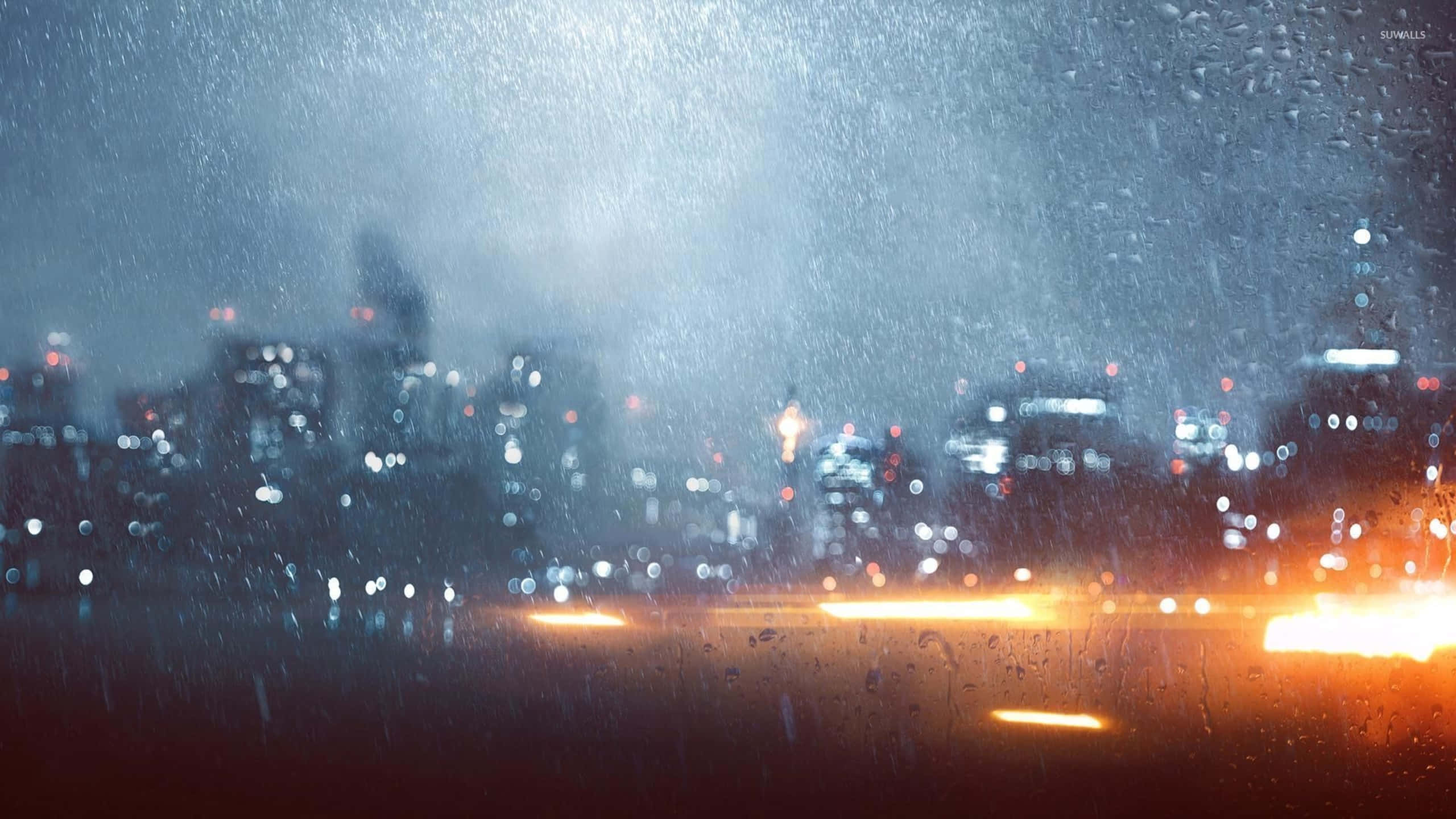 Raining 桌布 壁紙 — 雨水沿窗流下，模糊的城市燈光在清涼的藍色夜空中溫暖地閃耀。