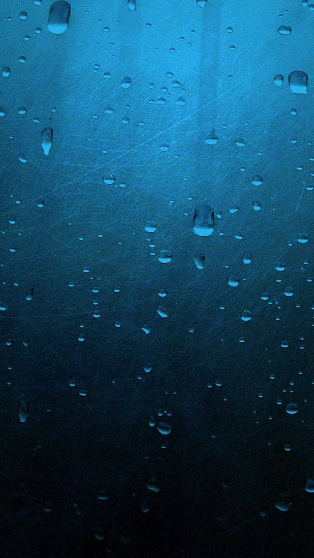 iPhone 動態 桌布 壁紙 — 雨滴依附在帶有紋理的玻璃表面上，散發著深藍色的環境光。