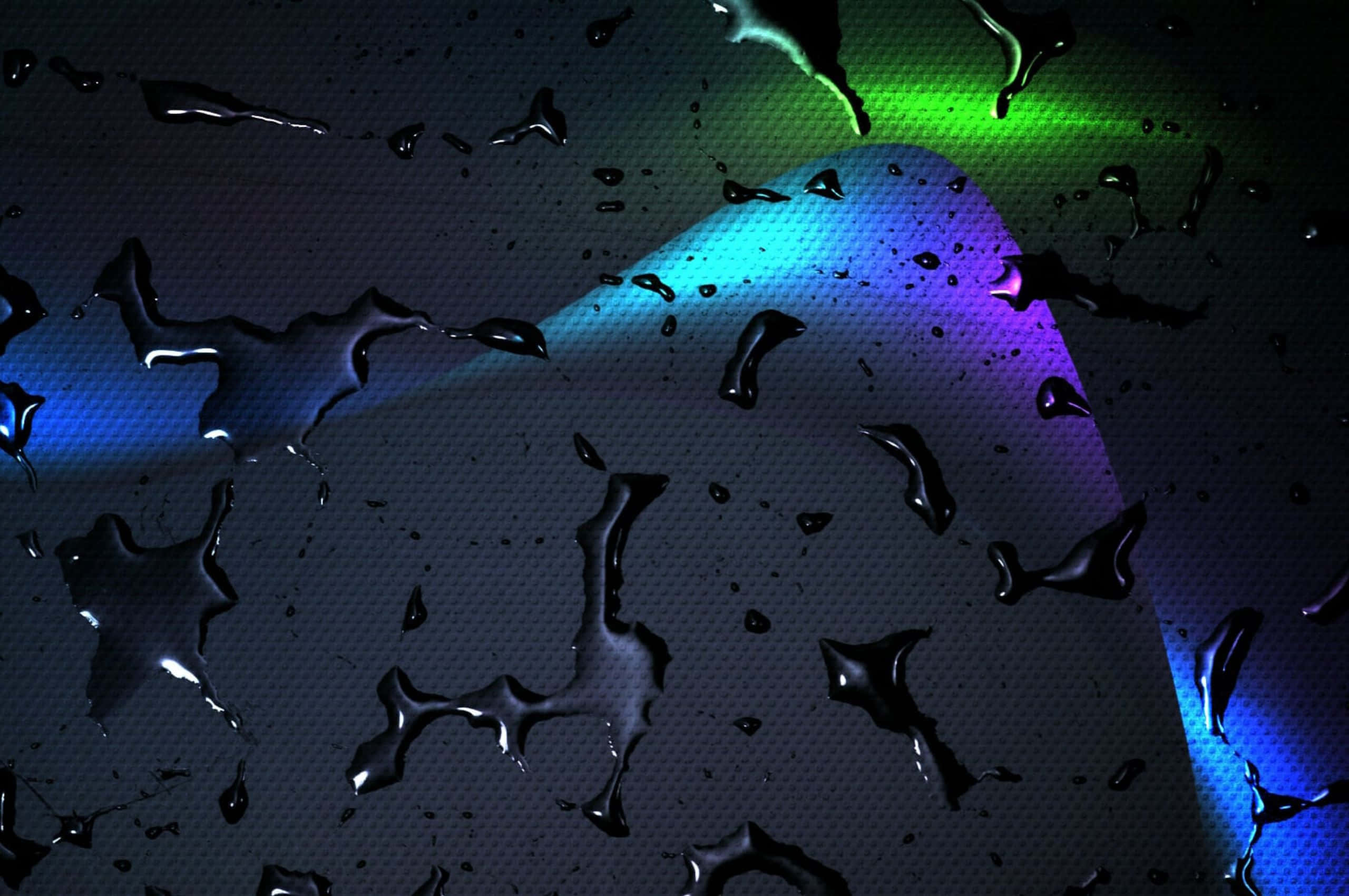 2560x1700 桌布 壁紙 — 雨滴依附在帶有紋理的表面上，顯露出下方充滿活力的藍色、綠色和紫色光線漸變。