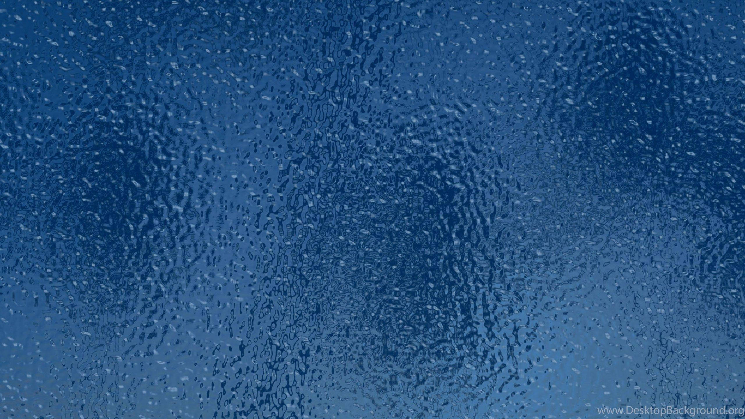 iPad Pro 桌布 壁紙 — 雨滴依附在清涼藍色玻璃表面上的特寫，形成帶紋理的水紋圖案。
