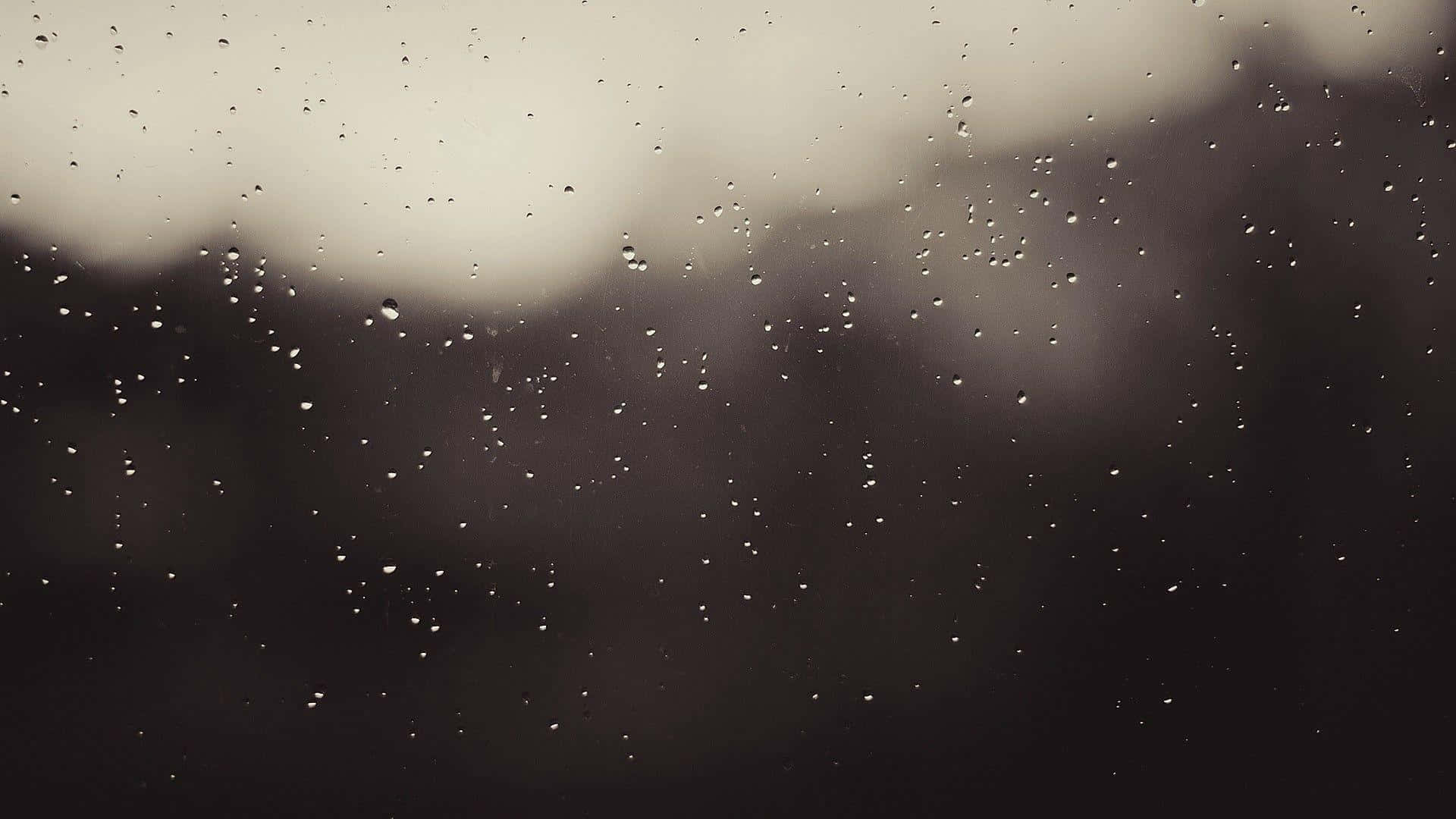 Edgy 桌布 壁紙 — 雨滴依附在玻璃窗上，模糊的灰色天空和黑暗的景色在背後柔和地淡出。