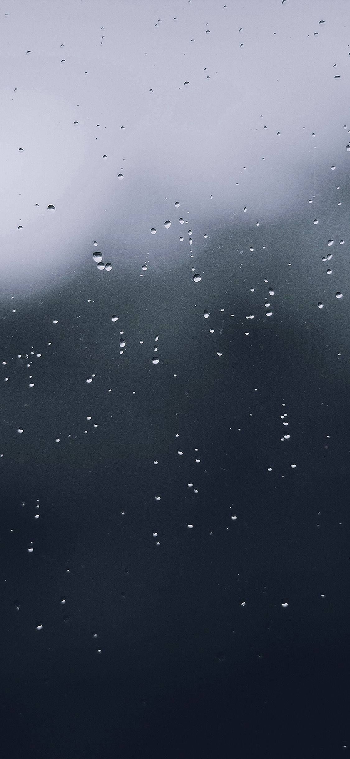 Simple iPhone 桌布 壁紙 — 雨滴依附在玻璃窗上，陰沉天空從灰色漸變成下方的深藍色。