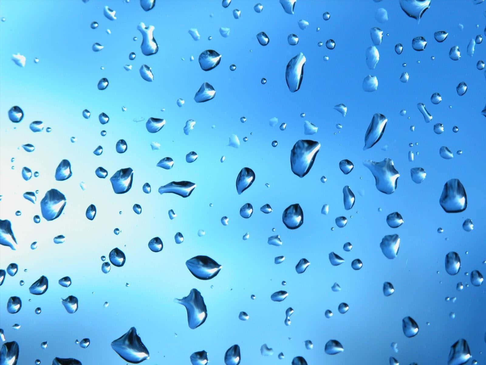 Rain Drops 桌布 壁紙 — 雨滴依附在玻璃表面，反射出寧靜的藍天漸變色。