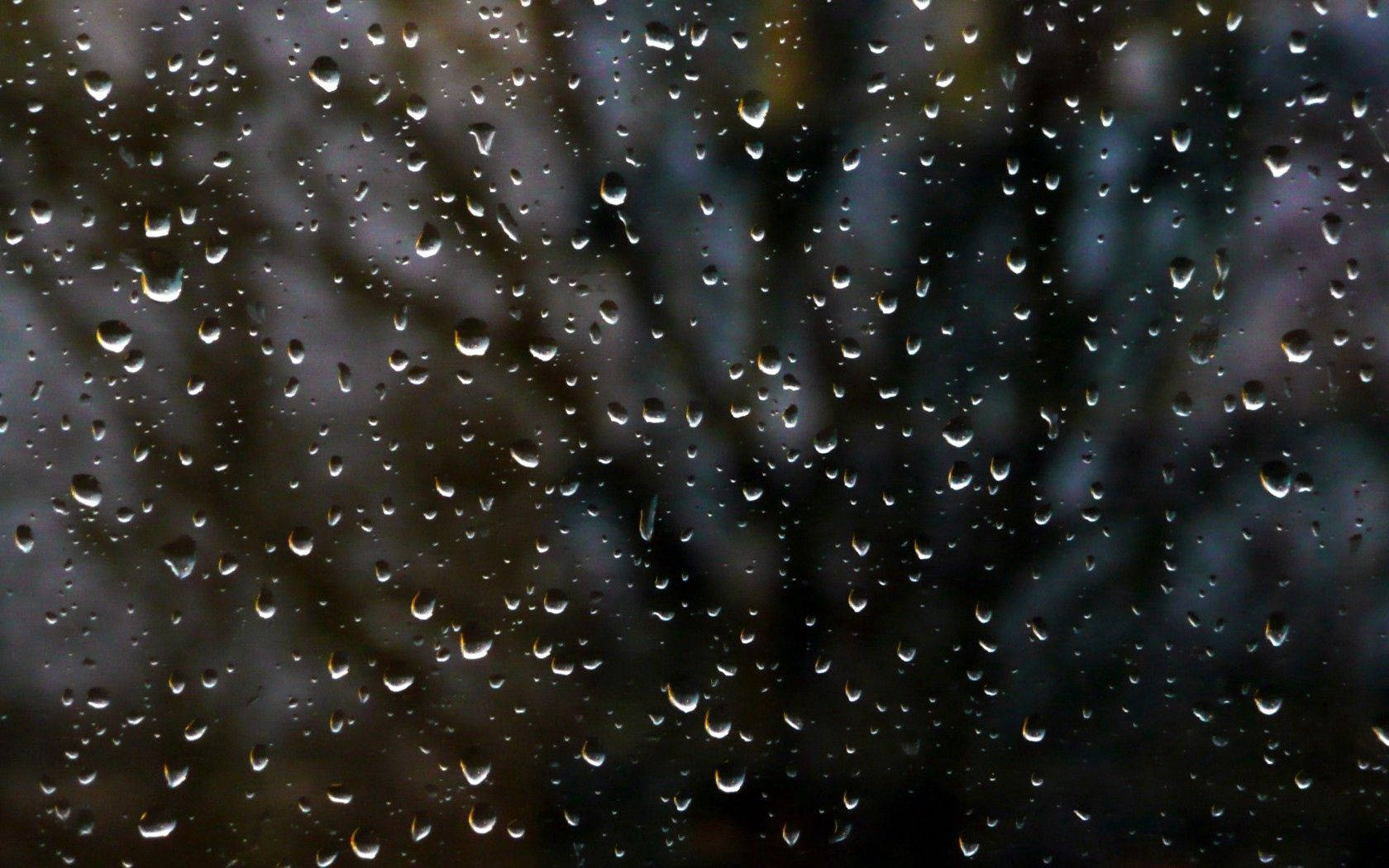 下雨 桌布 壁紙 — 雨滴依附在玻璃表面，將黑暗的森林背景模糊成柔和的形狀。