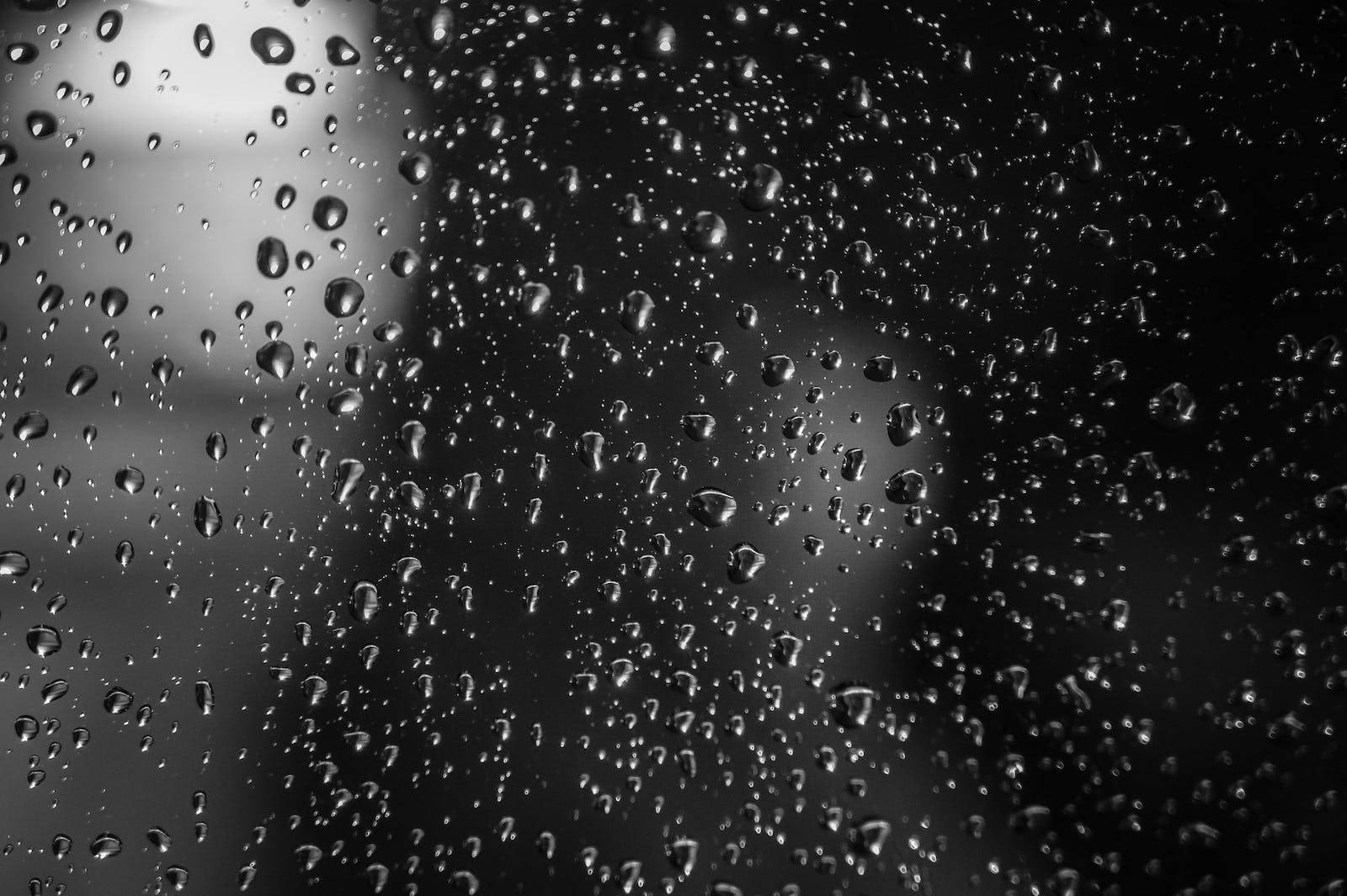 Droplets 桌布 壁紙 — 雨滴依附在玻璃表面，形成帶紋理的單色抽象圖案，背景柔和模糊。