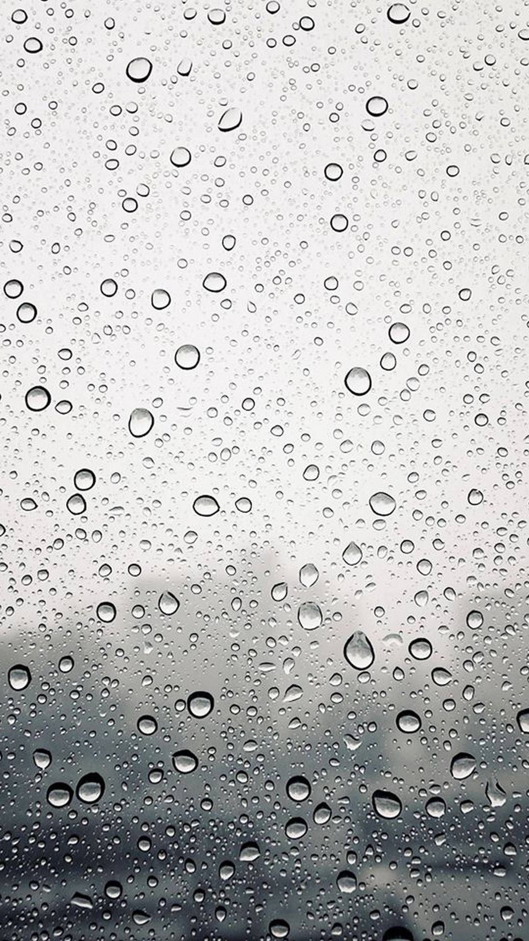 iPhone 桌布 壁紙 — 雨滴依附在玻璃表面，模糊了背後灰色的陰天。
