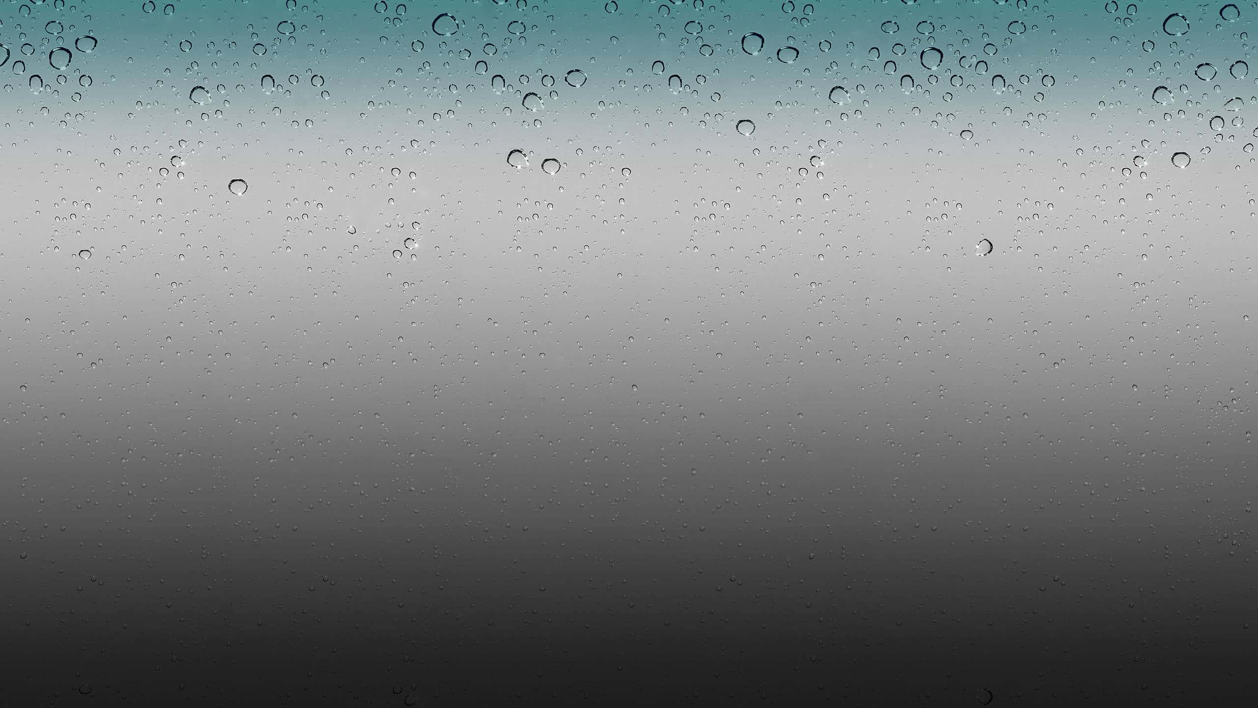 Rain Drops 桌布 壁紙 — 雨滴依附在玻璃表面，而藍灰色與黑色的漸層模糊了後方的景色。