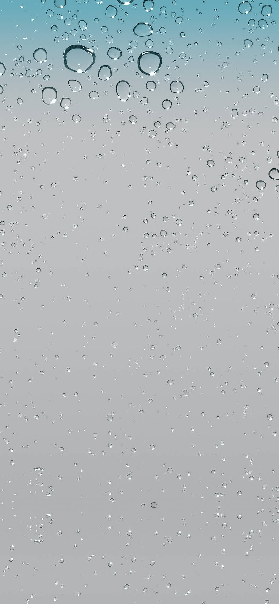 玻璃上的雨滴，背景為藍色到灰色的漸變天空。 — 下雨 GIF 壁紙