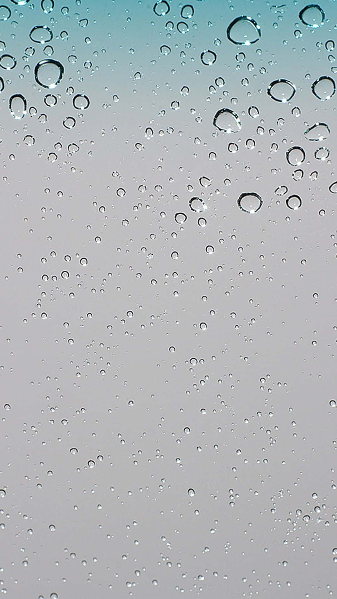 Water Splash 桌布 壁紙 — 雨滴依附在玻璃表面，顯露出從青綠色到灰色的柔和漸變天空。