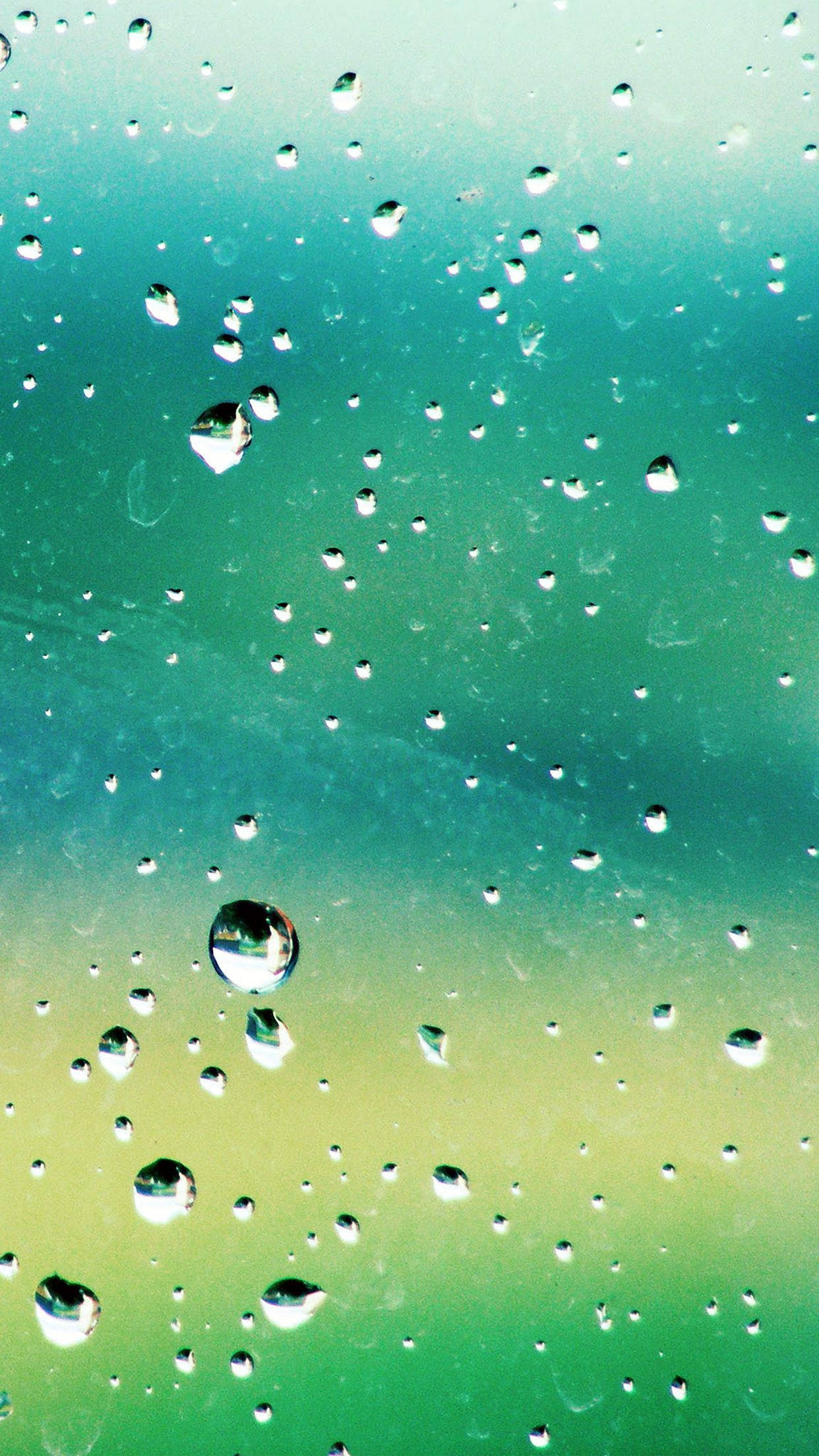 漸層 桌布 壁紙 — 雨滴依附在玻璃表面，顯露出背後柔和的藍綠色和黃色漸變。