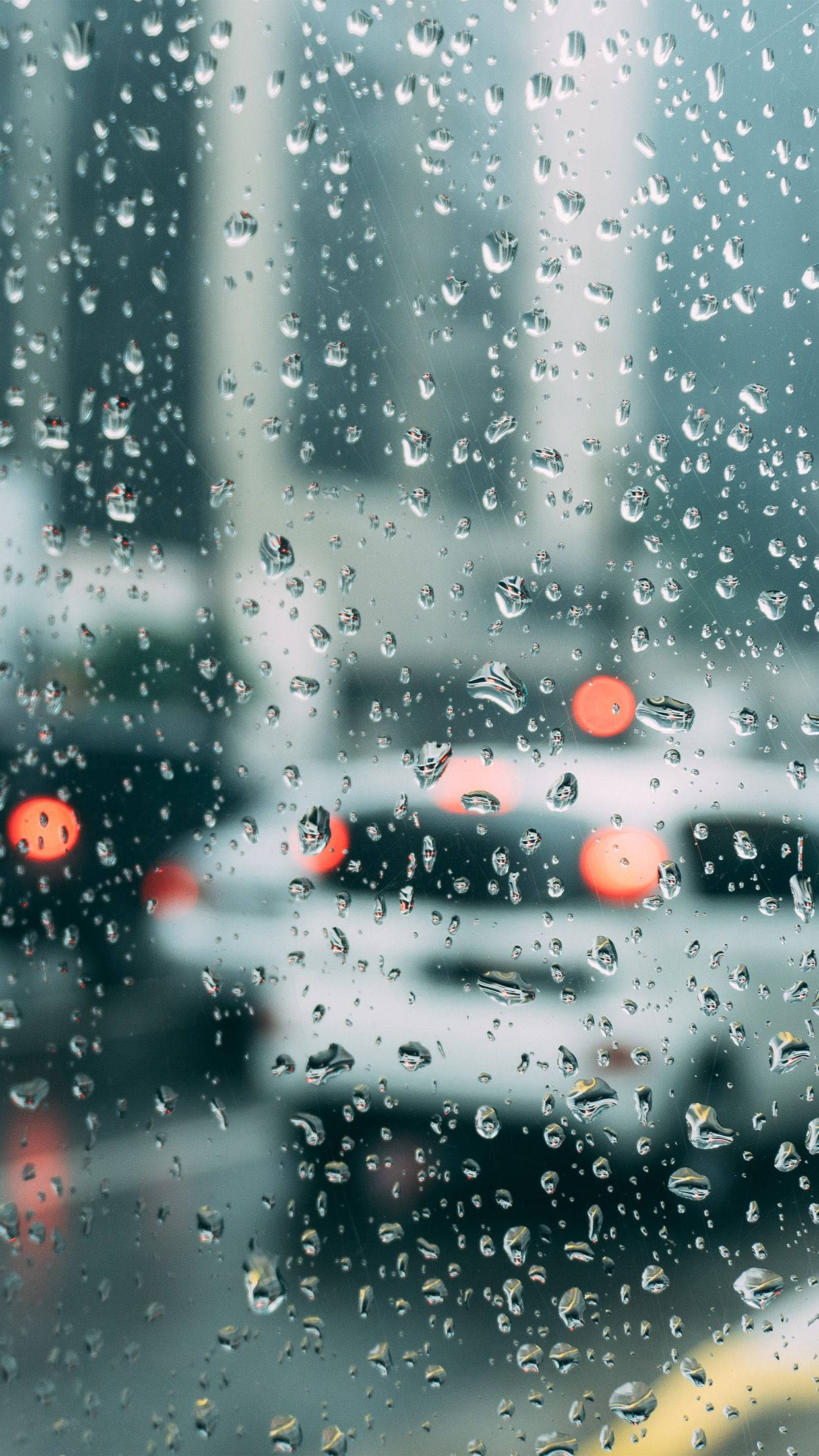 傷心 桌布 壁紙 — 雨滴依附在窗戶上，模糊的城市燈光和汽車在潮濕的城市場景中掠過。