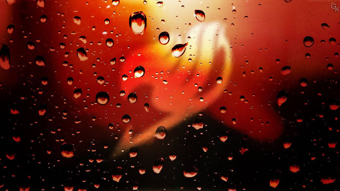妖精的尾巴 桌布 壁紙 — 雨滴依附在窗戶上，露出背後模糊而熾熱的日落。