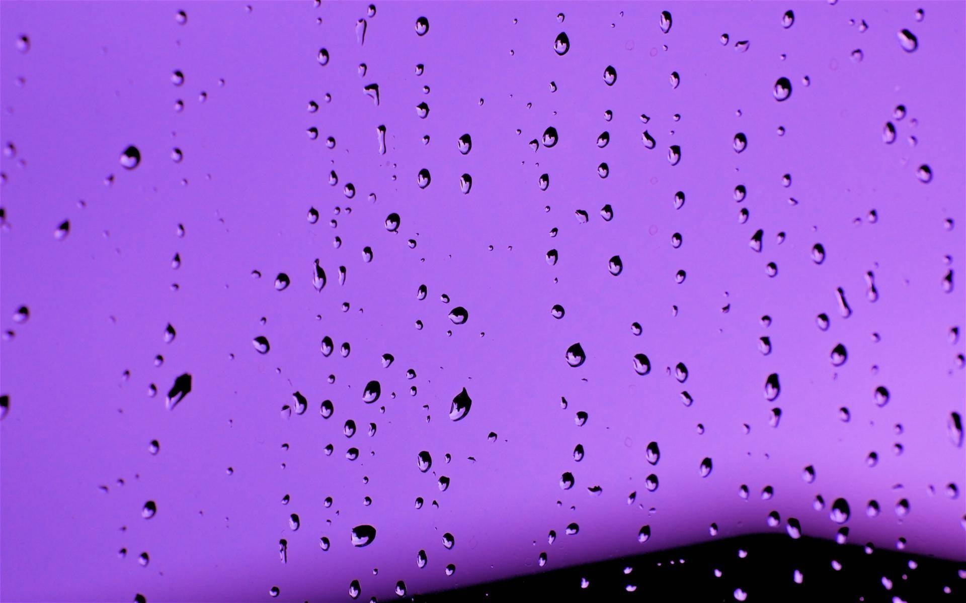 圖案 桌布 壁紙 — 雨滴依附在窗戶上，顯露出暮色中柔和的紫色天空。