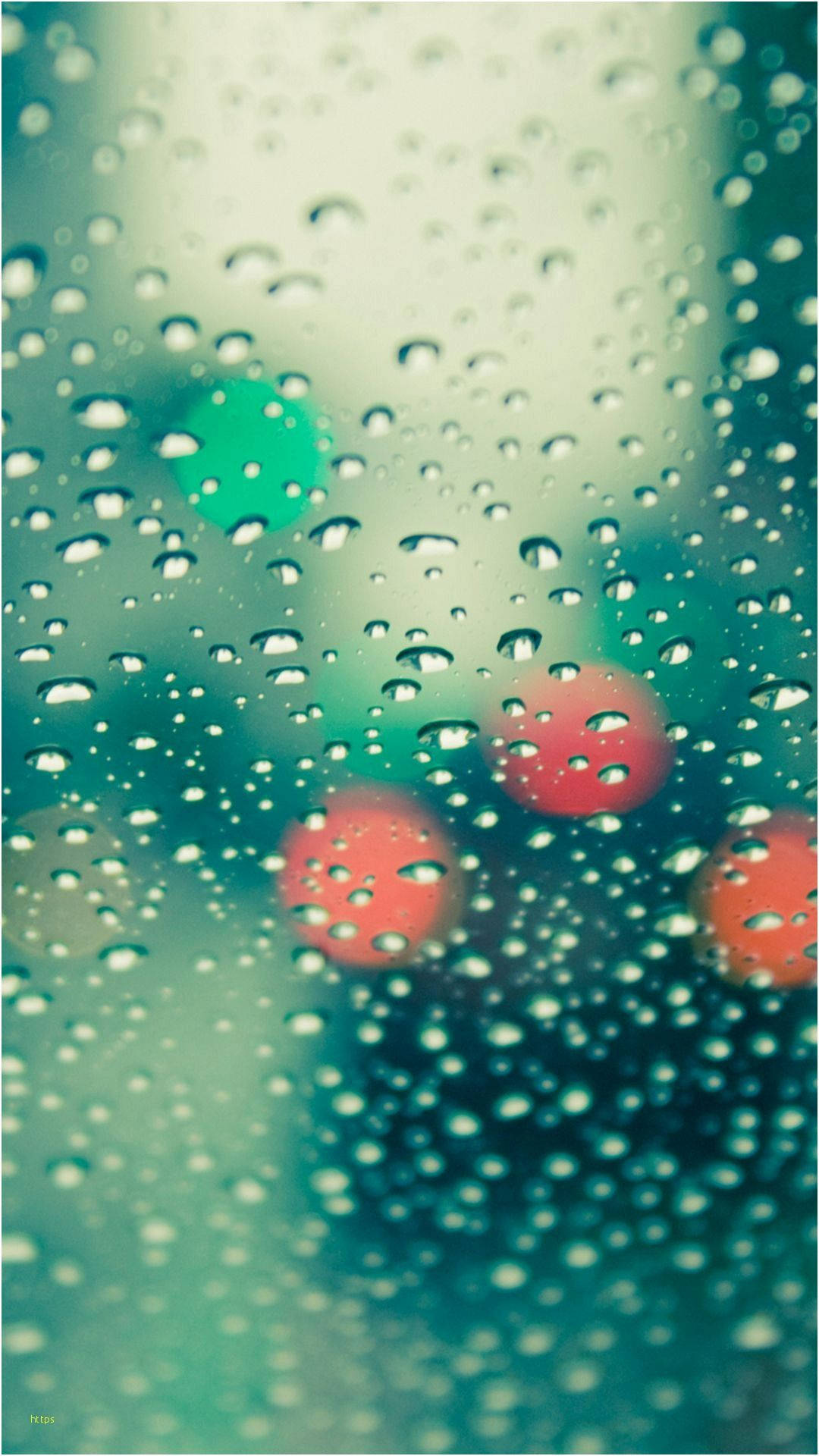 桌布 壁紙 — 雨滴依附在窗戶上，顯露出柔和青綠色薄霧中模糊的紅色和綠色燈光。