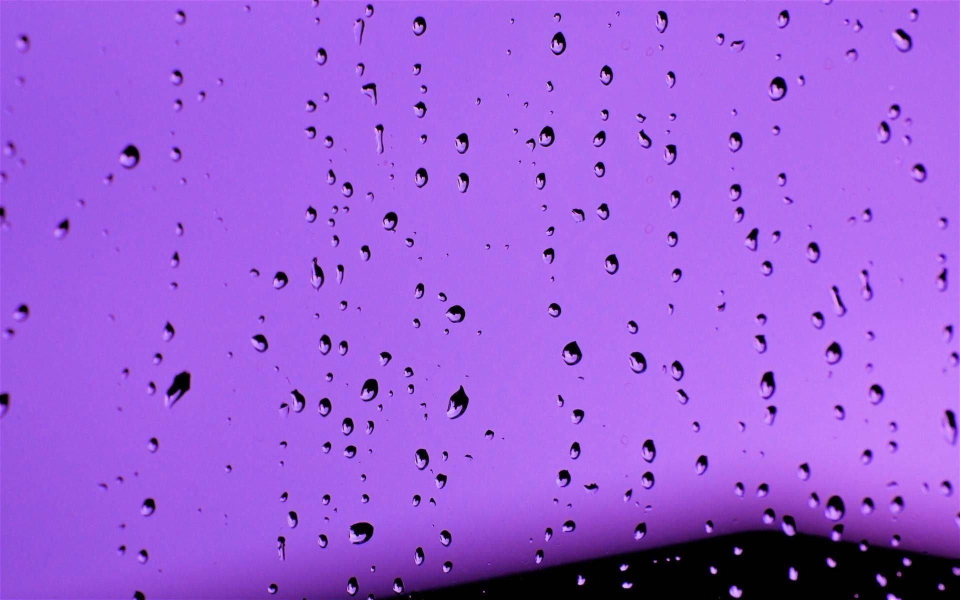 背景 桌布 壁紙 — 雨滴依附在窗戶上，顯露出黃昏時分漸變的紫色天空。