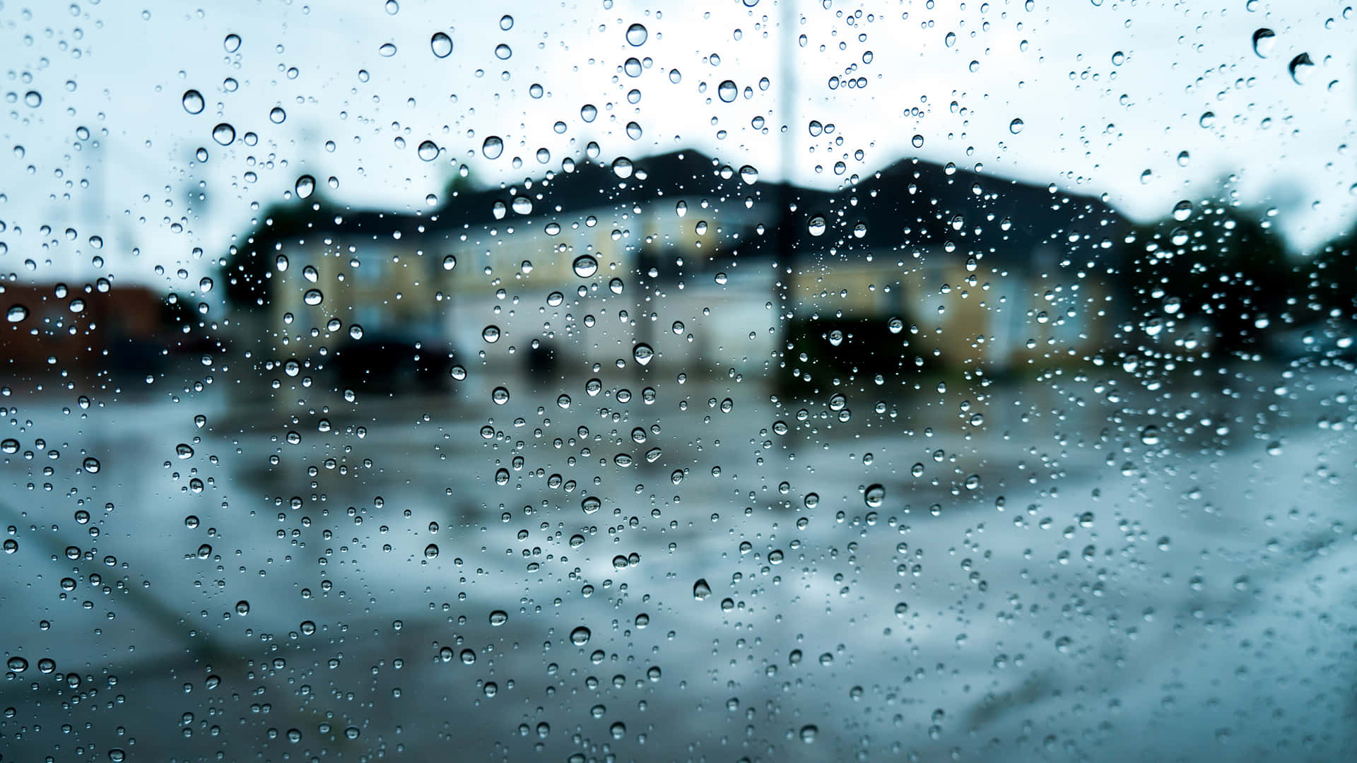 窗上的雨滴，模糊的街景 — 下雨 GIF 壁紙