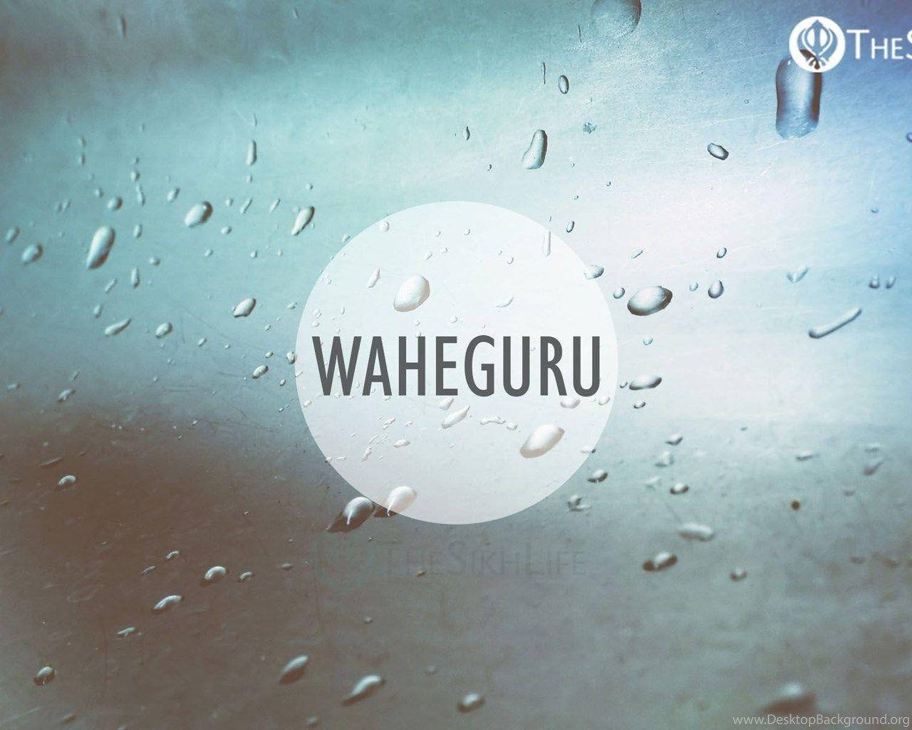 瓦赫古魯 桌布 壁紙 — 雨滴依附在窗玻璃上，而WAHEGURU這個詞在白色圓圈中柔和地發光，背景是柔和的青綠色和棕色。