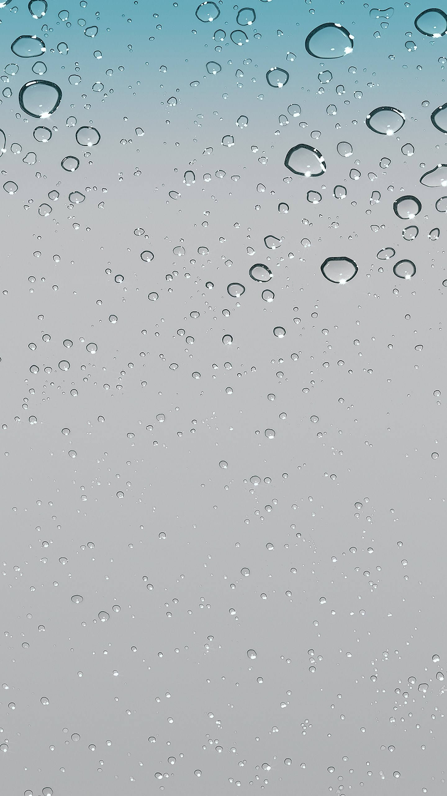 水 桌布 壁紙 — 雨滴依附在窗玻璃上，背景是從藍綠色漸變到灰色的柔和天空。