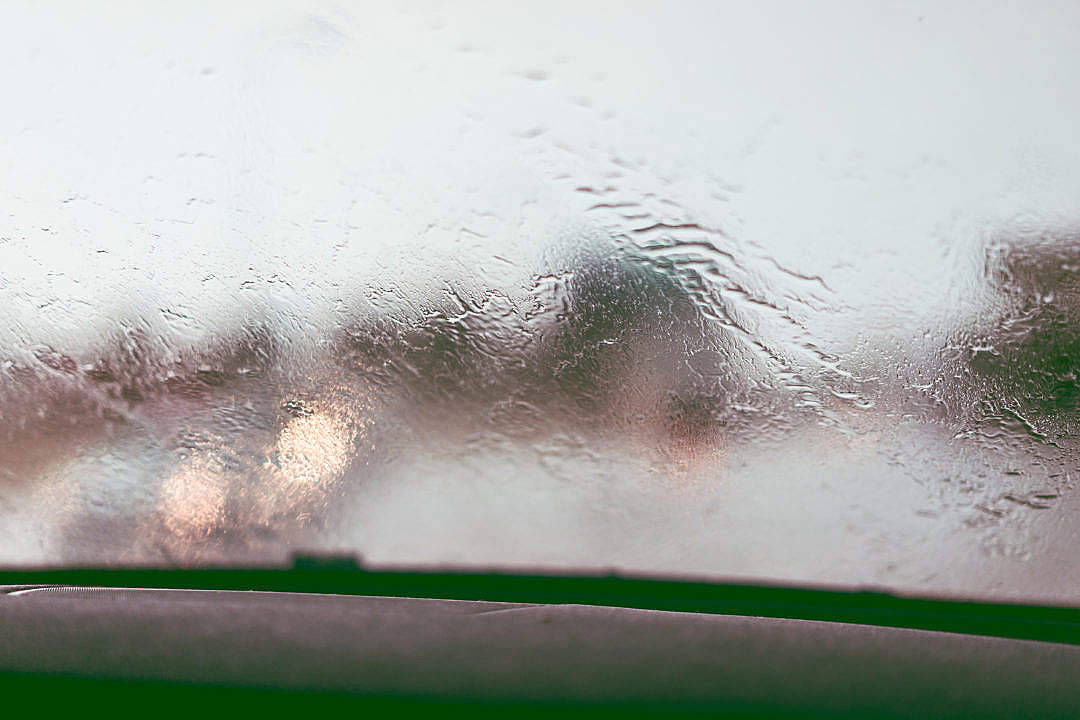 Raining 桌布 壁紙 — 雨滴劃過汽車擋風玻璃，底部可見綠色雨刷片。