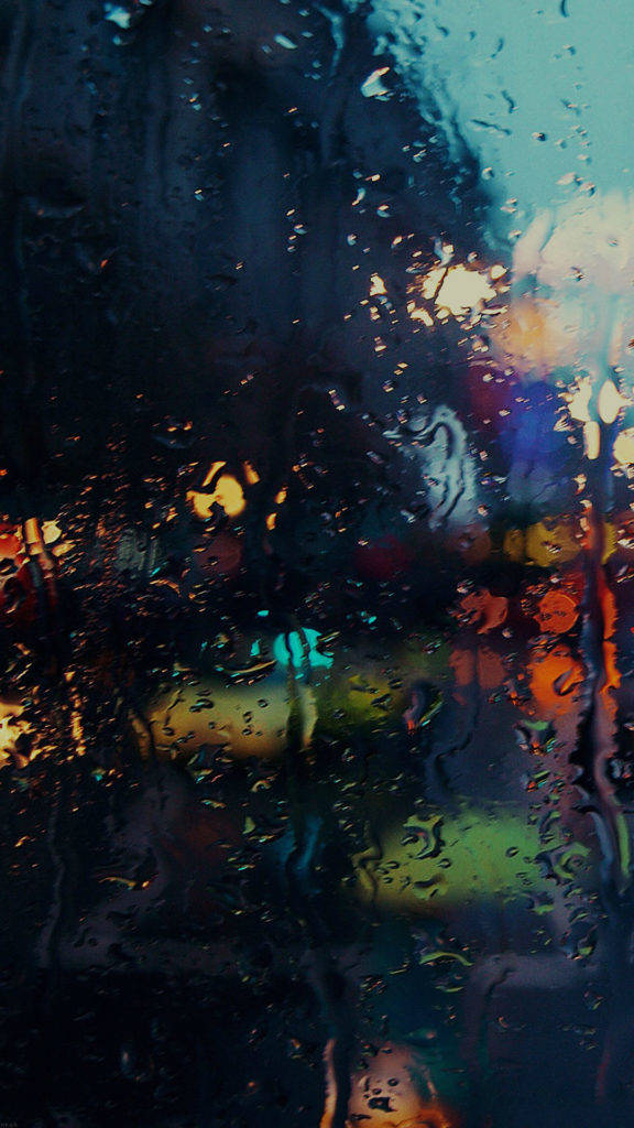 Raining 桌布 壁紙 — 雨滴劃過窗戶，在漆黑的夜空襯托下，展現出充滿活力的霓虹色調中模糊的城市燈光。